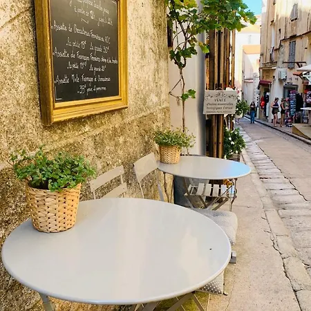 Charmante 2 Les Pieds Dans L'eau * بونيفَسْيو